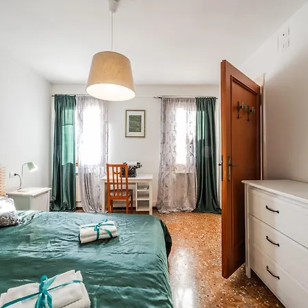 Queen Carlotta Apartament
