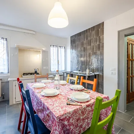 Queen Carlotta Apartment Venice